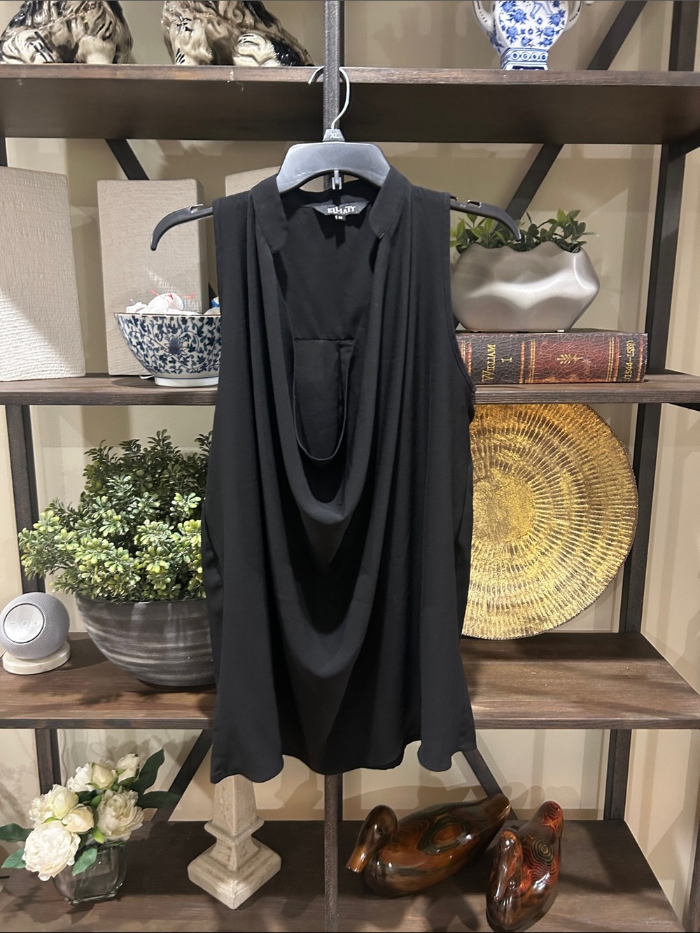 ELLIATT med Black Sleeveless Draped Cowl Neck Camisole